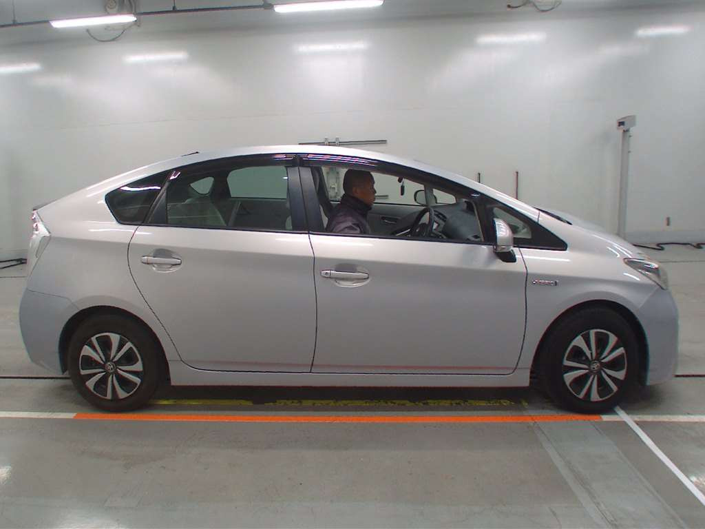 2013 Toyota Prius ZVW30[2]