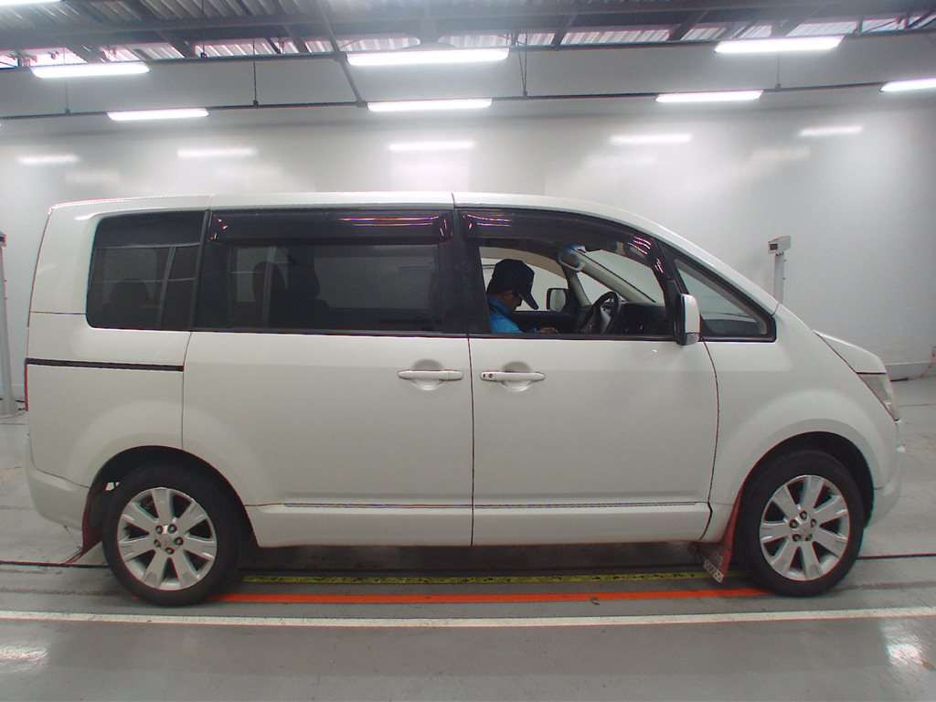 2013 Mitsubishi Delica D5 CV2W[2]