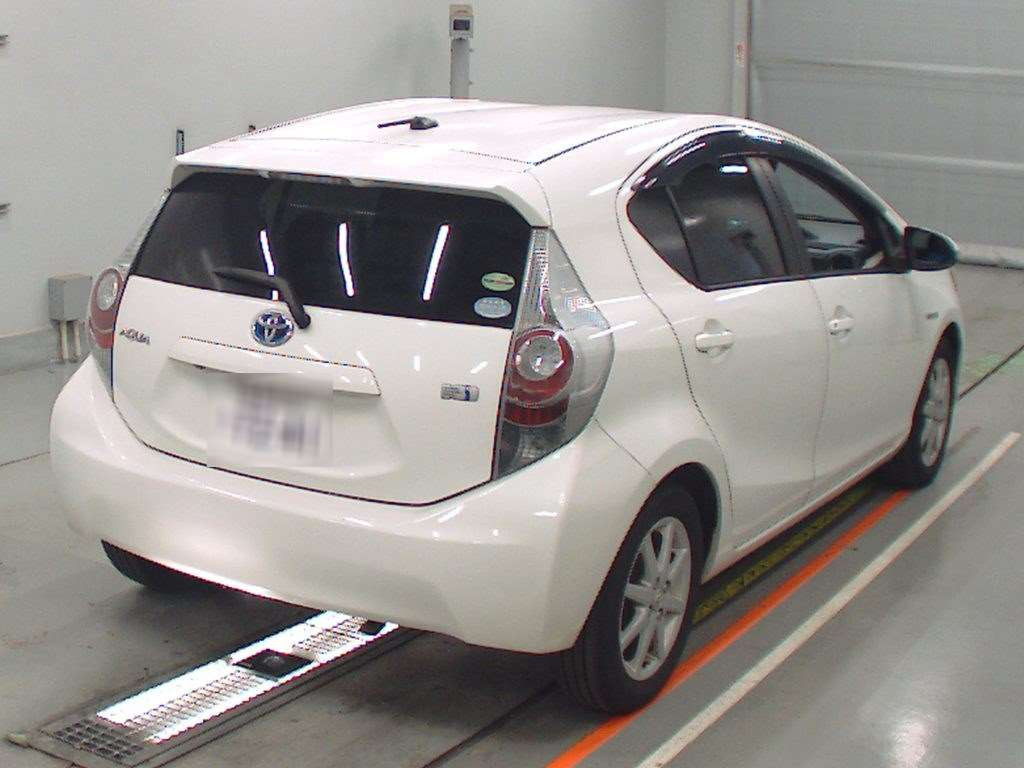 2012 Toyota Aqua NHP10[1]