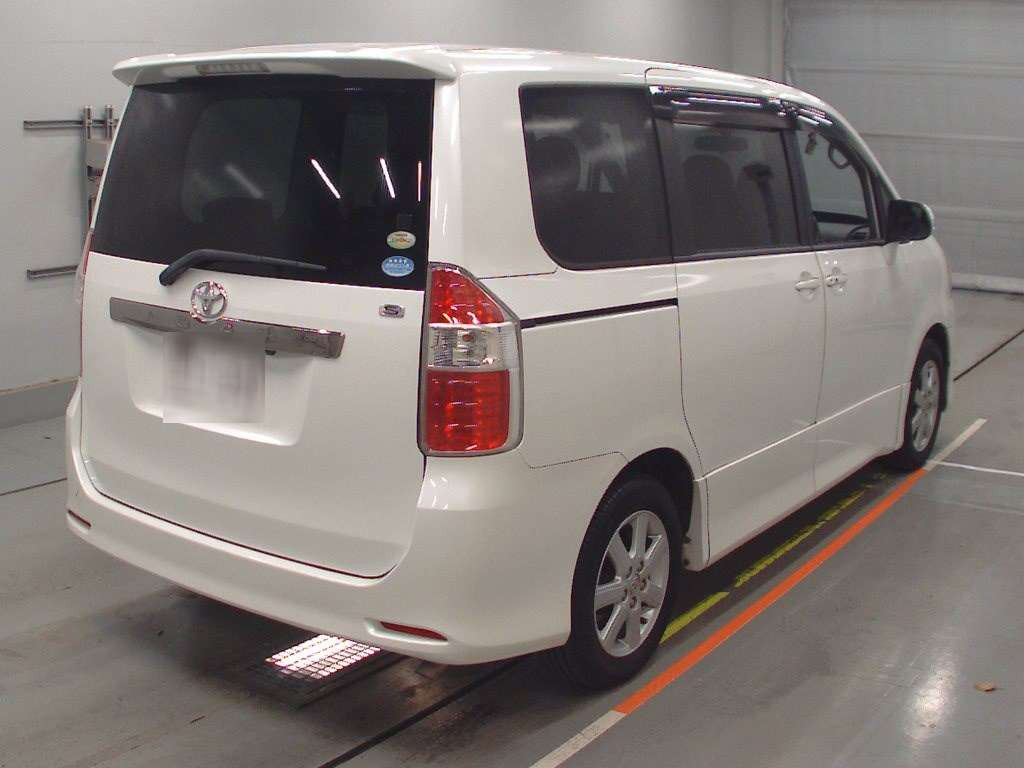 2007 Toyota Noah ZRR70W[1]