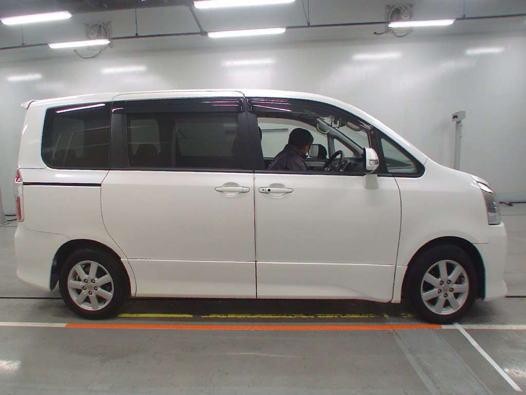 2007 Toyota Noah ZRR70W[2]