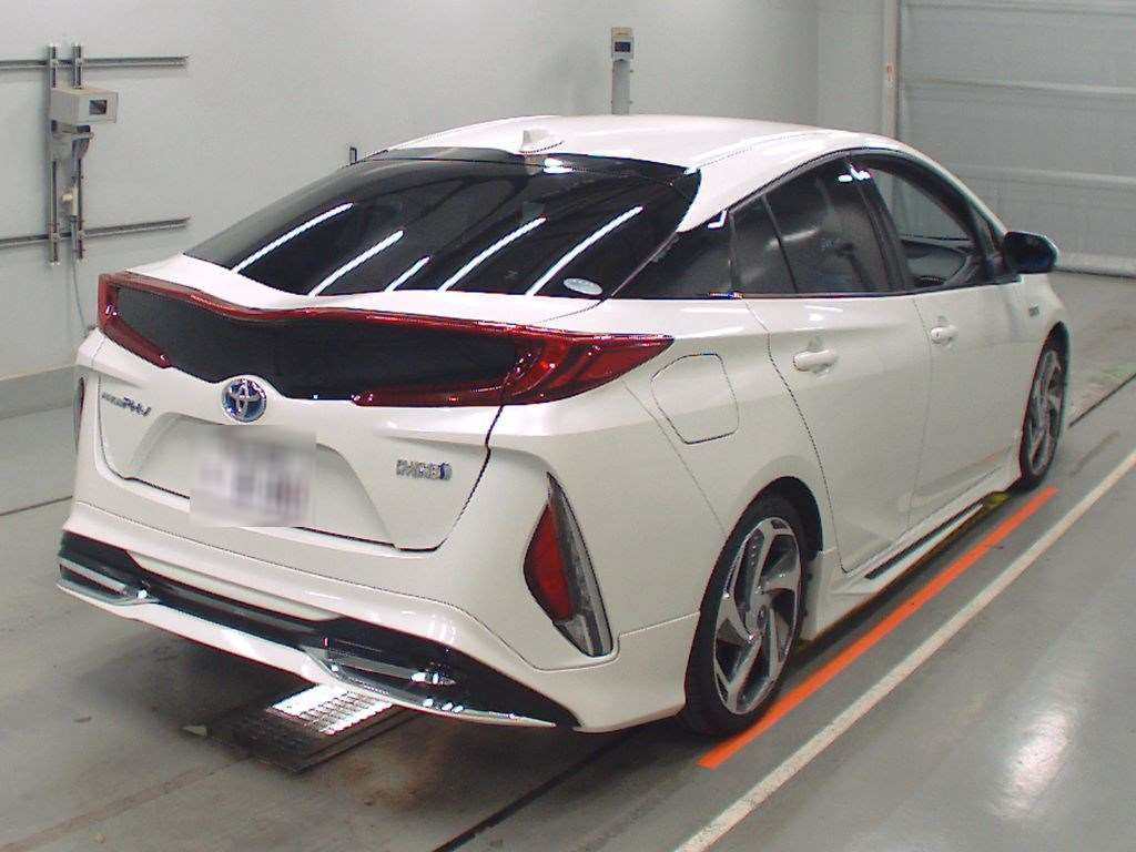 2017 Toyota Prius PHV ZVW52[1]