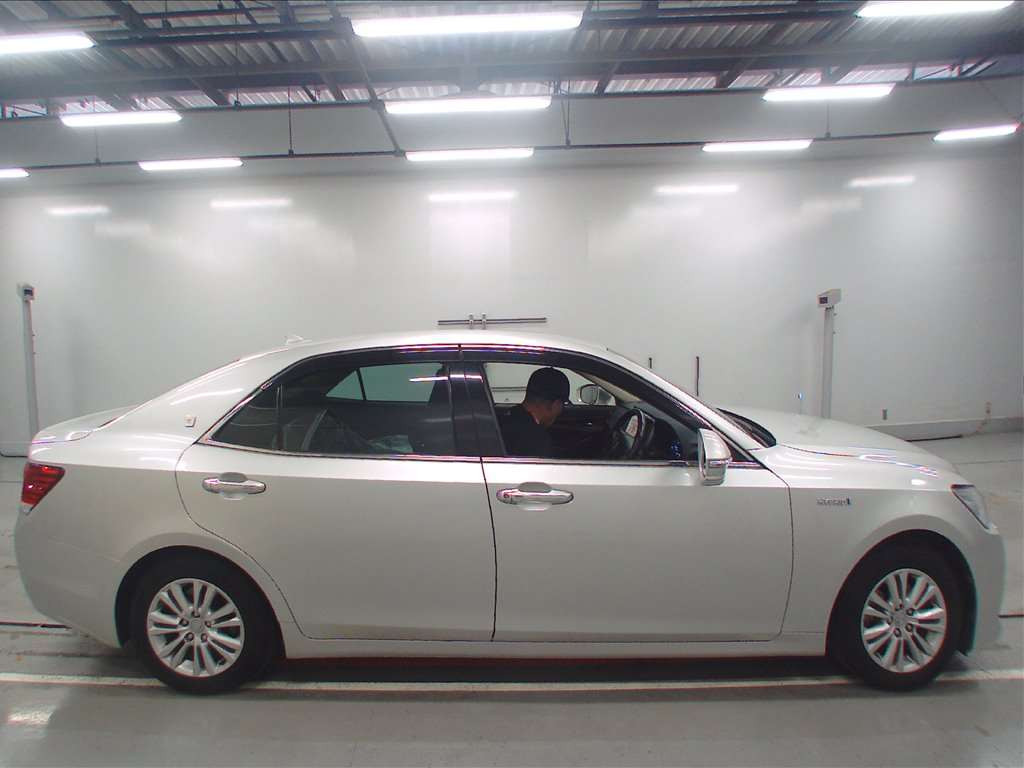 2015 Toyota Crown Hybrid AWS210[2]