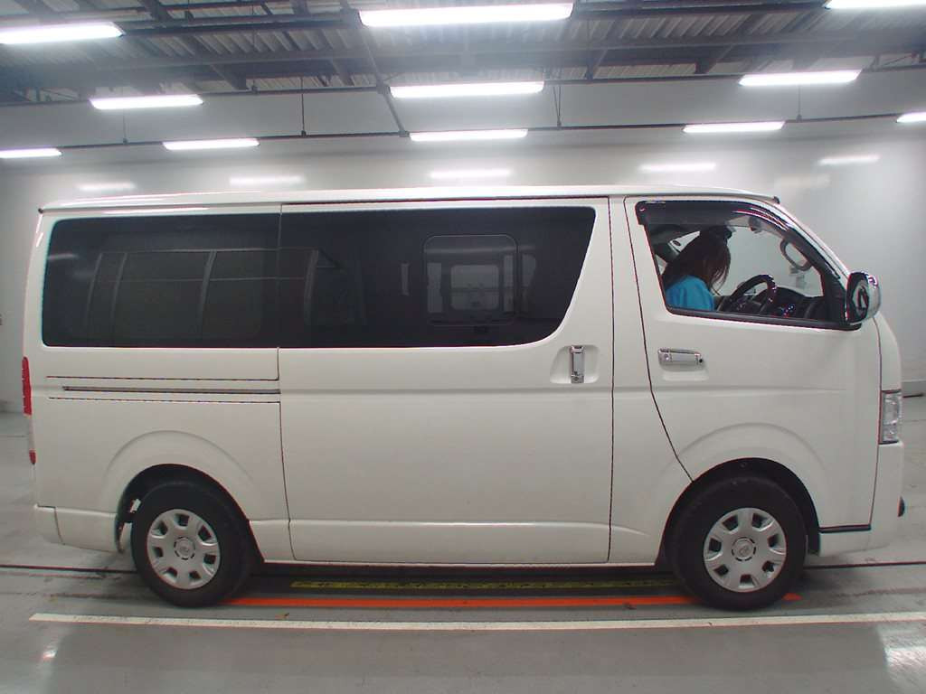 2018 Toyota Hiace Van GDH201V[2]