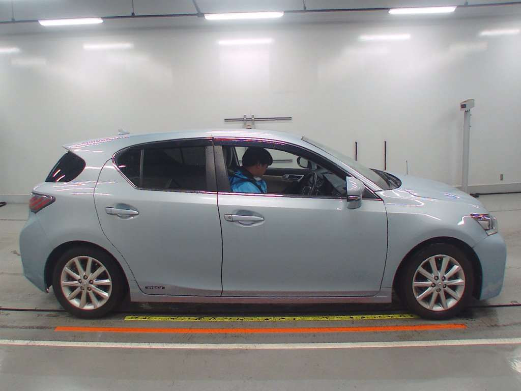 2011 Lexus CT ZWA10[2]