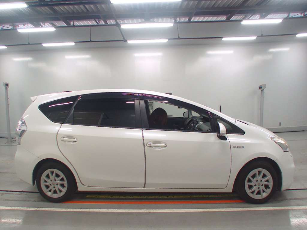 2012 Toyota Prius alpha ZVW40W[2]