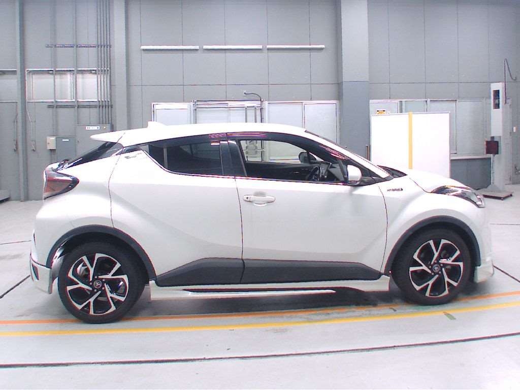 2017 Toyota C-HR ZYX10[2]