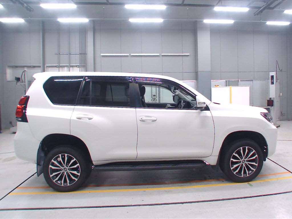 2018 Toyota Land Cruiser Prado TRJ150W[2]