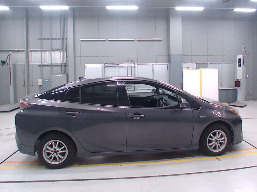 2016 Toyota Prius ZVW55[2]