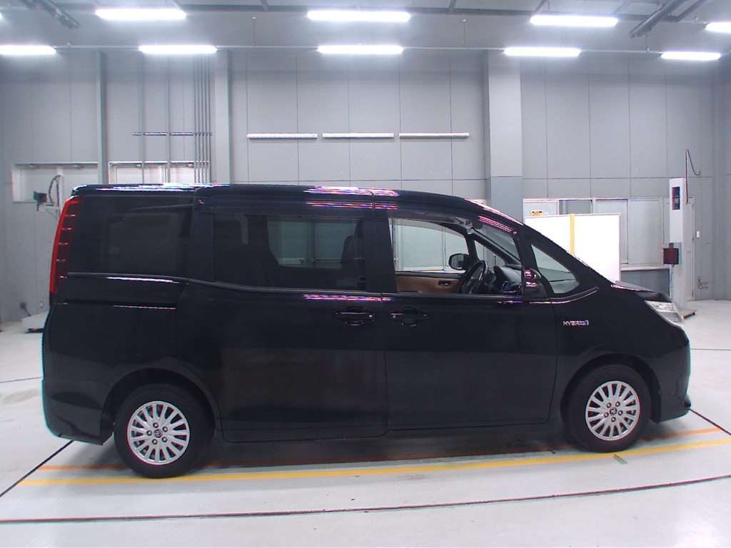 2014 Toyota Noah ZWR80G[2]