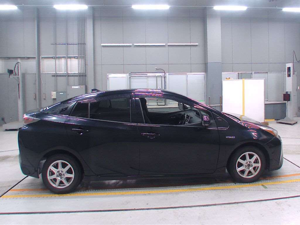 2016 Toyota Prius ZVW50[2]