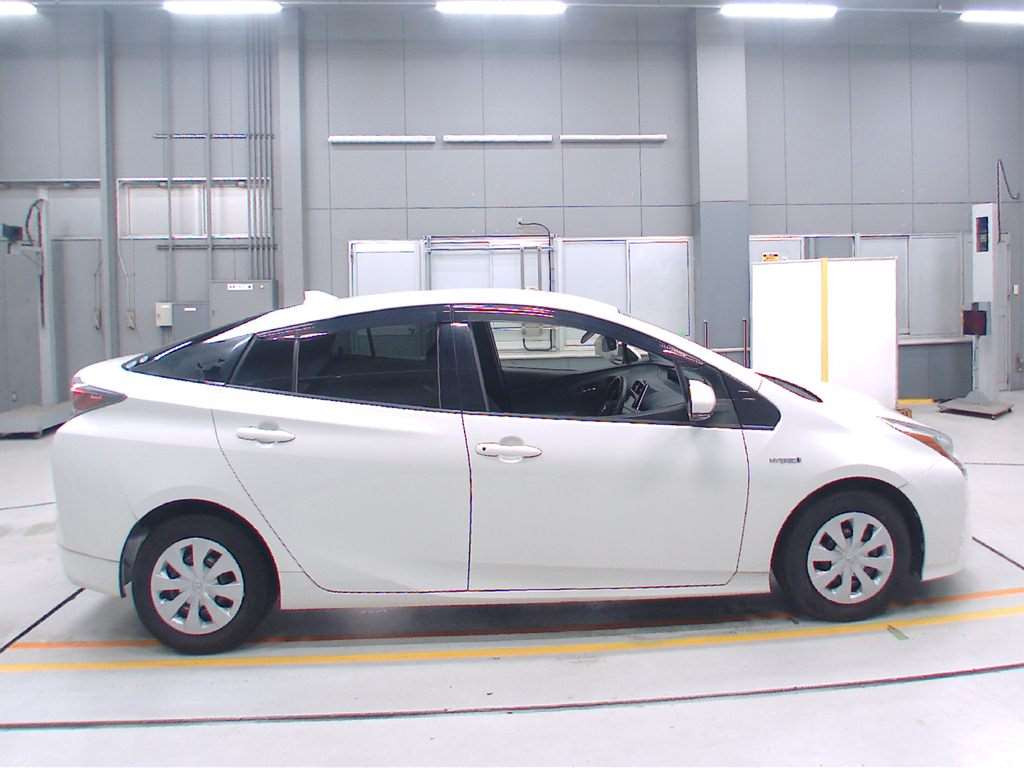 2016 Toyota Prius ZVW50[2]