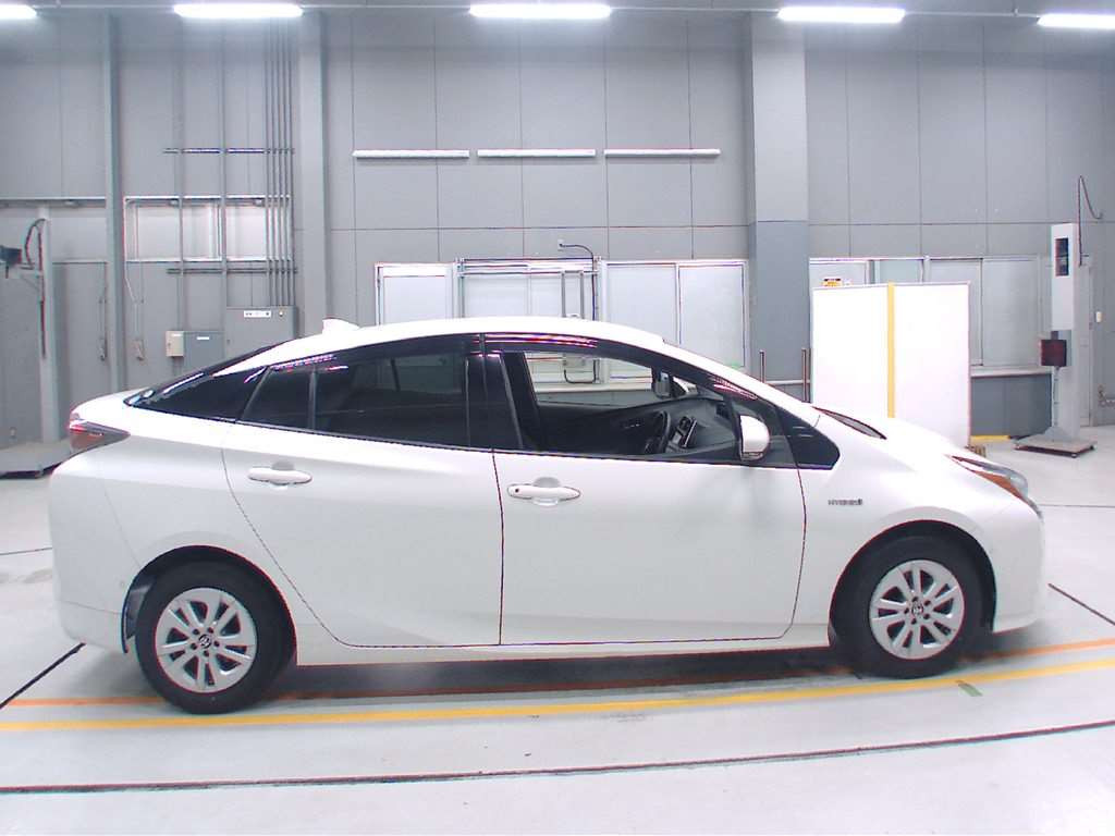 2018 Toyota Prius ZVW50[2]