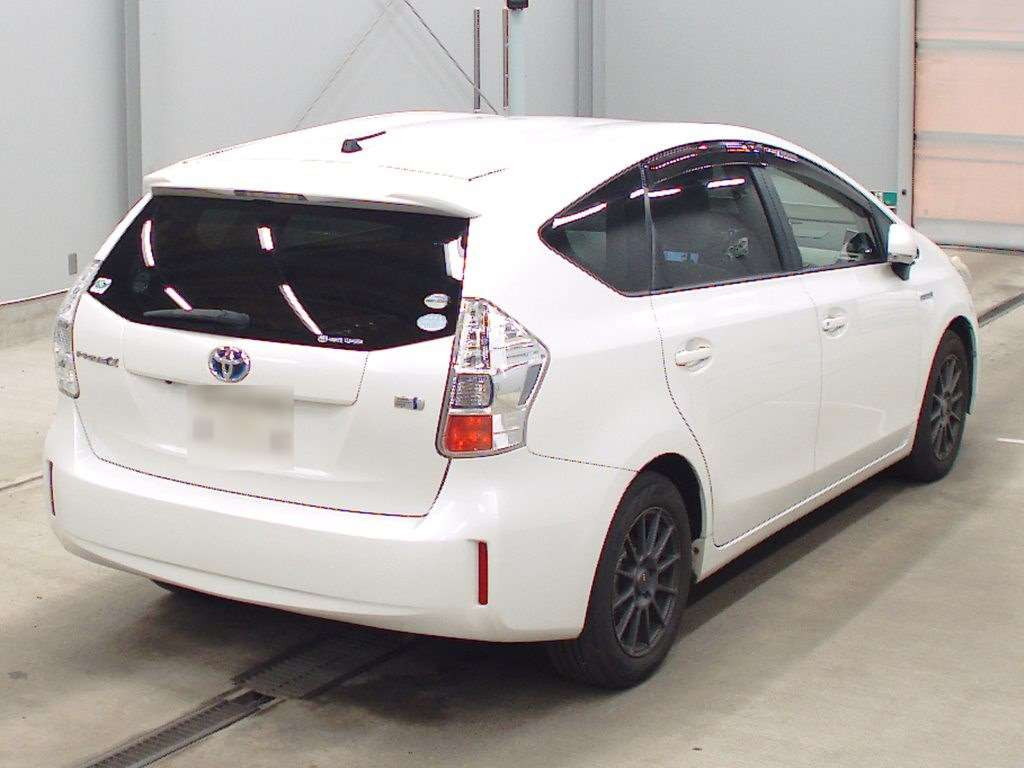 2011 Toyota Prius alpha ZVW41W[1]