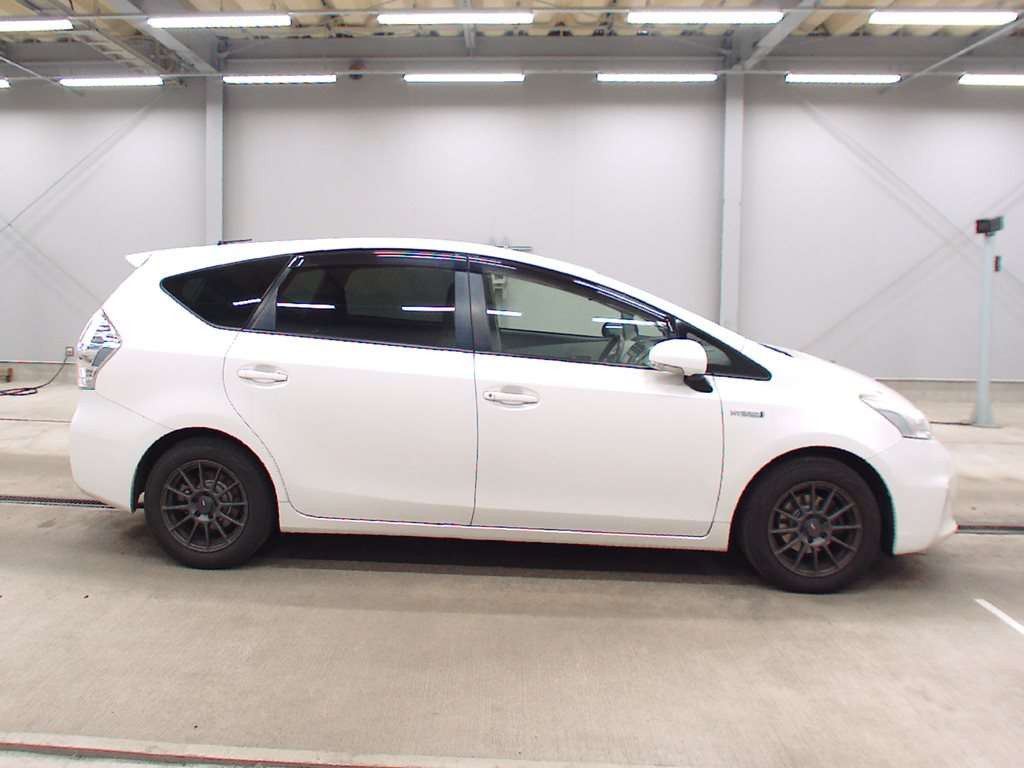 2011 Toyota Prius alpha ZVW41W[2]