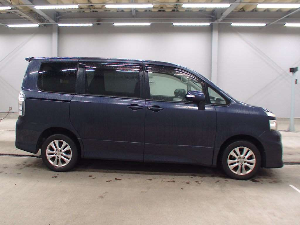 2010 Toyota Voxy ZRR75W[2]