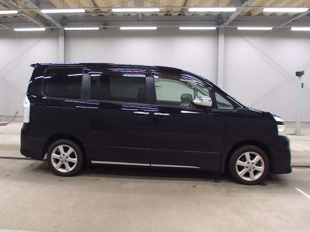 2011 Toyota Voxy ZRR70W[2]