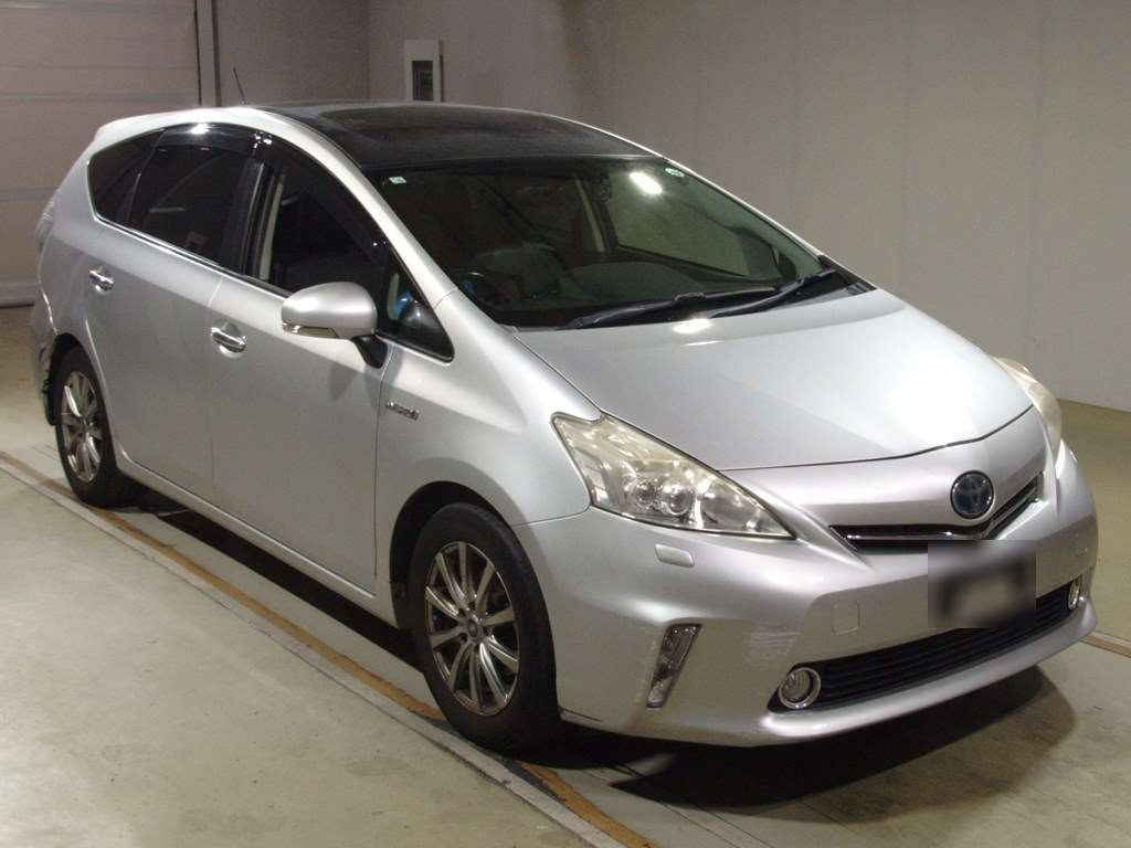 2014 Toyota Prius alpha ZVW41W[2]