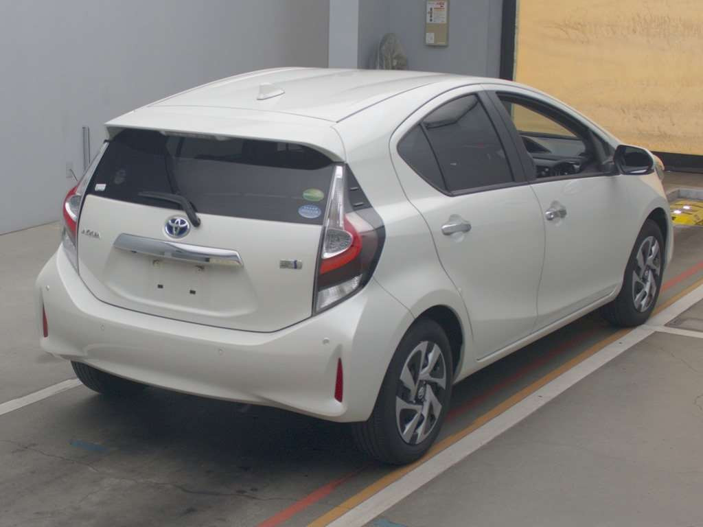 2020 Toyota Aqua NHP10[1]