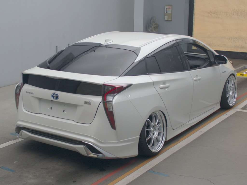 2017 Toyota Prius ZVW50[1]