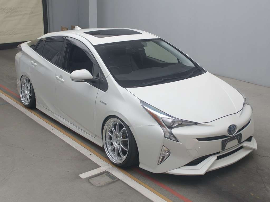 2017 Toyota Prius ZVW50[2]