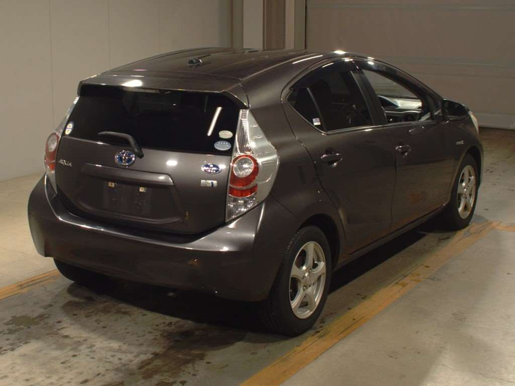 2012 Toyota Aqua NHP10[1]