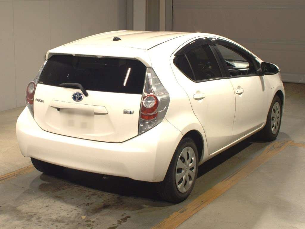 2014 Toyota Aqua NHP10[1]