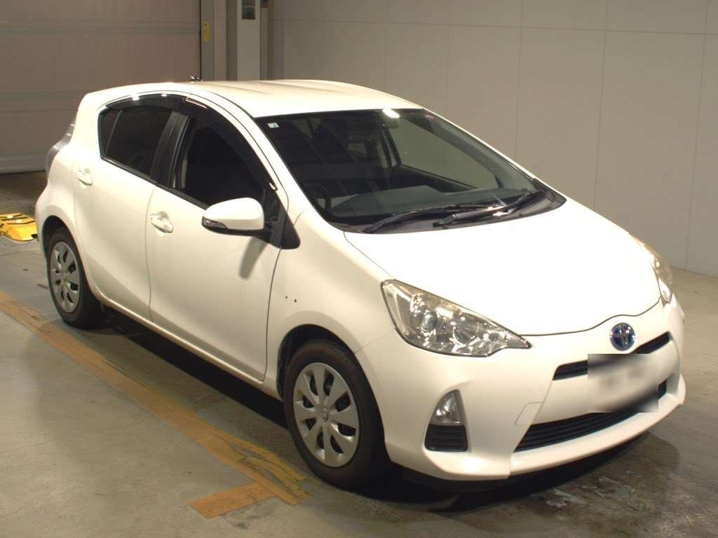 2014 Toyota Aqua NHP10[2]