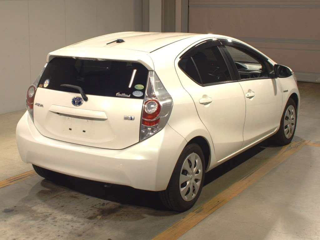 2014 Toyota Aqua NHP10[1]