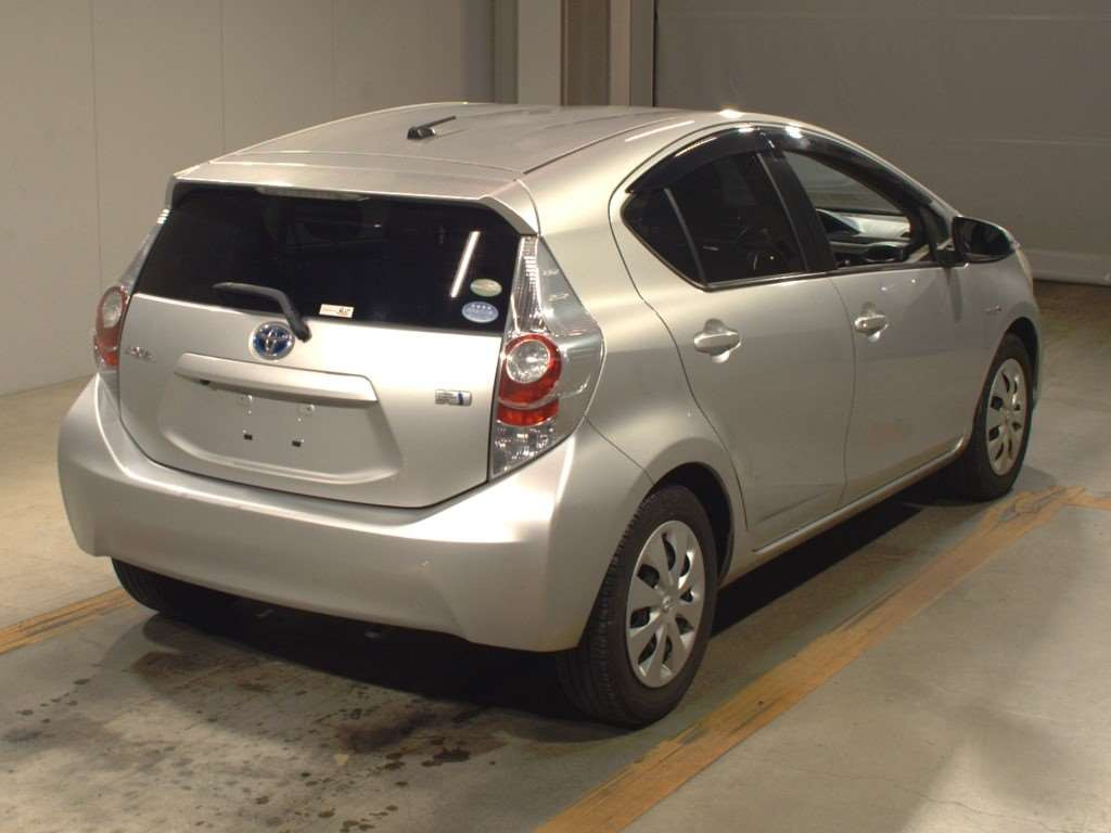 2012 Toyota Aqua NHP10[1]