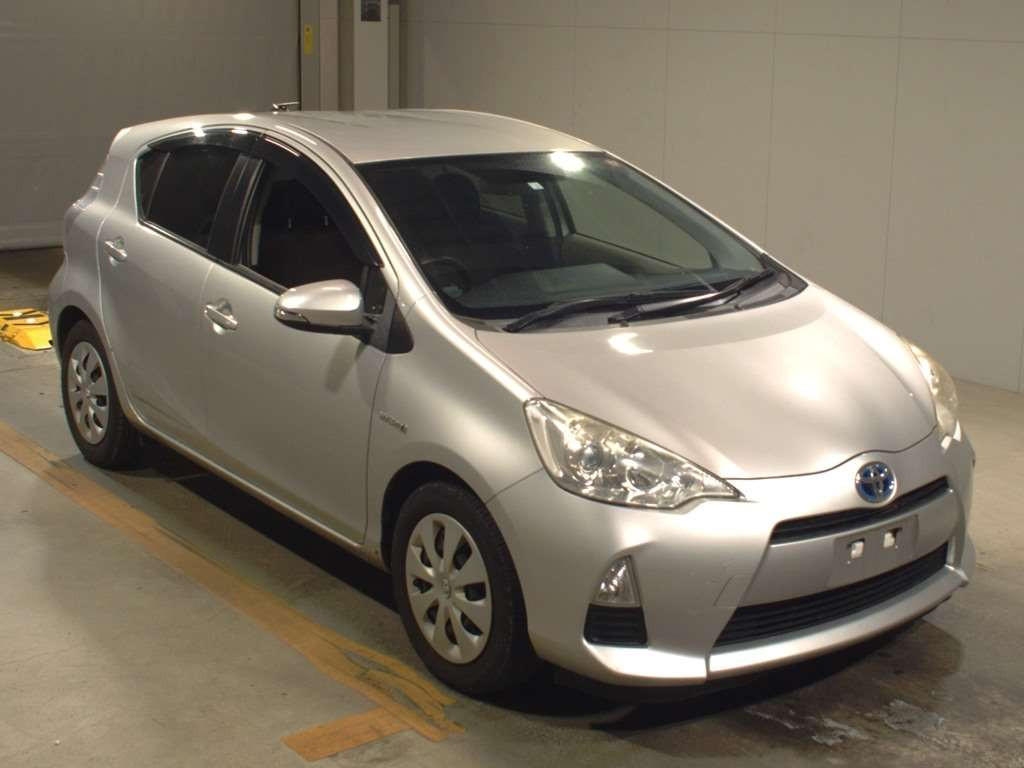 2012 Toyota Aqua NHP10[2]