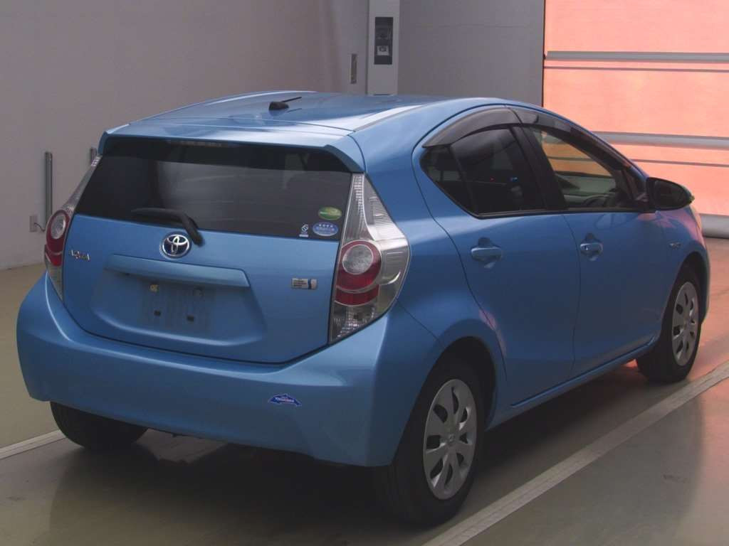 2013 Toyota Aqua NHP10[1]