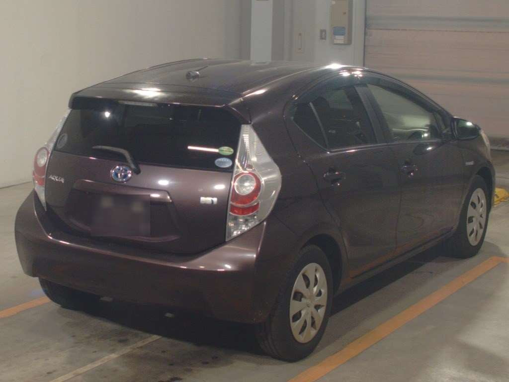 2014 Toyota Aqua NHP10[1]