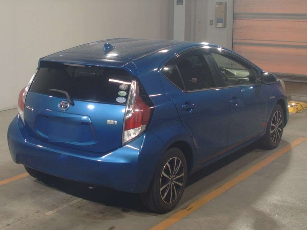 2015 Toyota Aqua NHP10[1]