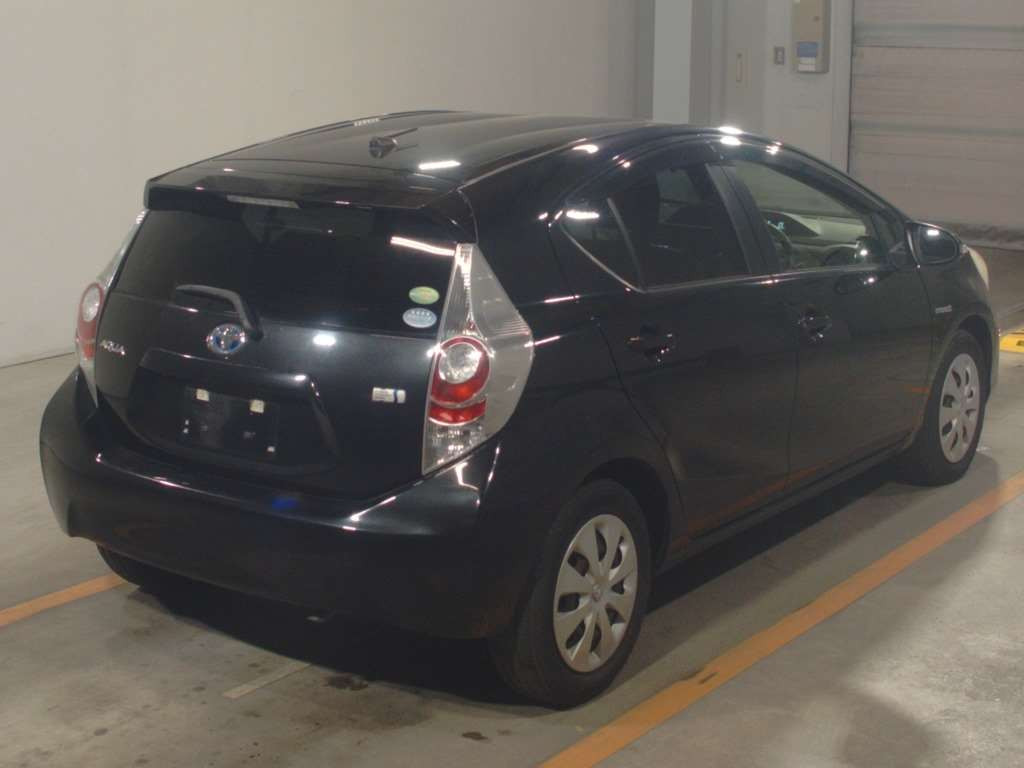 2013 Toyota Aqua NHP10[1]