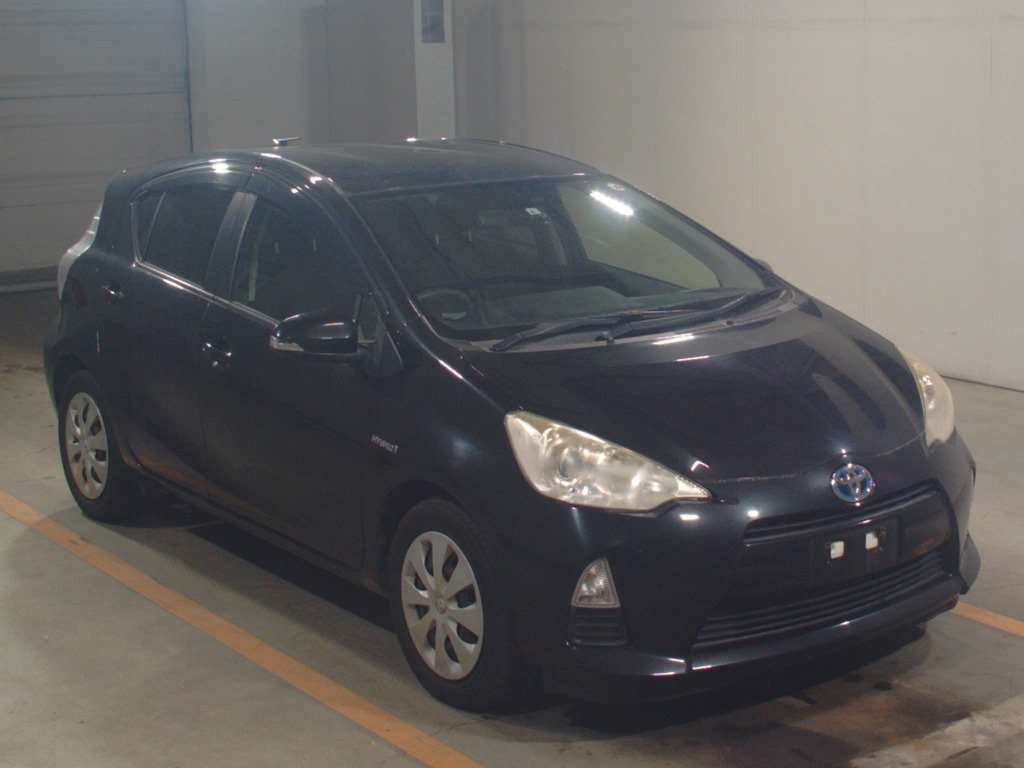 2013 Toyota Aqua NHP10[2]