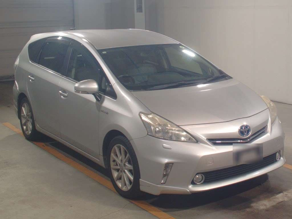 2013 Toyota Prius alpha ZVW41W[2]