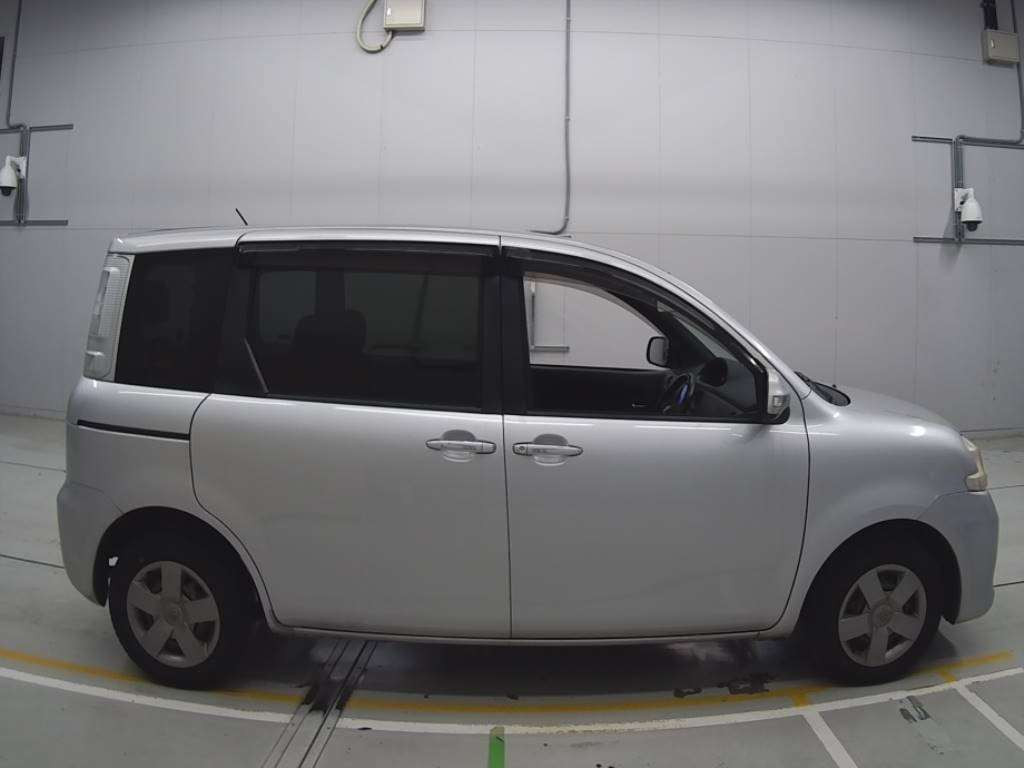 2011 Toyota Sienta NCP81G[2]