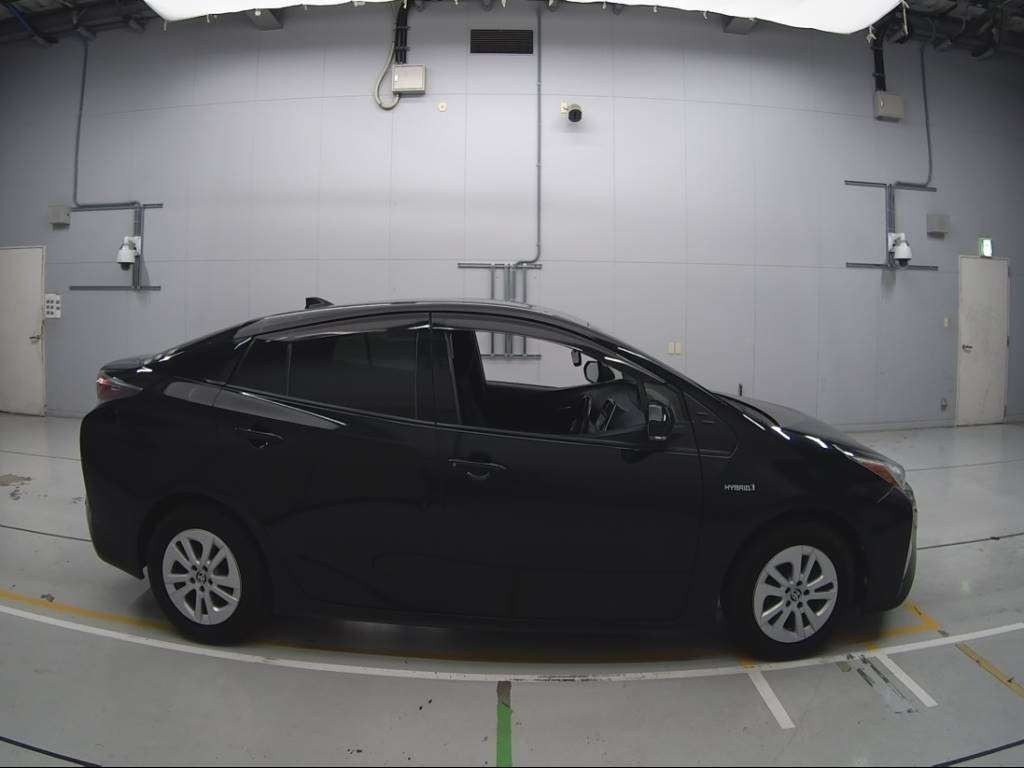 2017 Toyota Prius ZVW50[2]