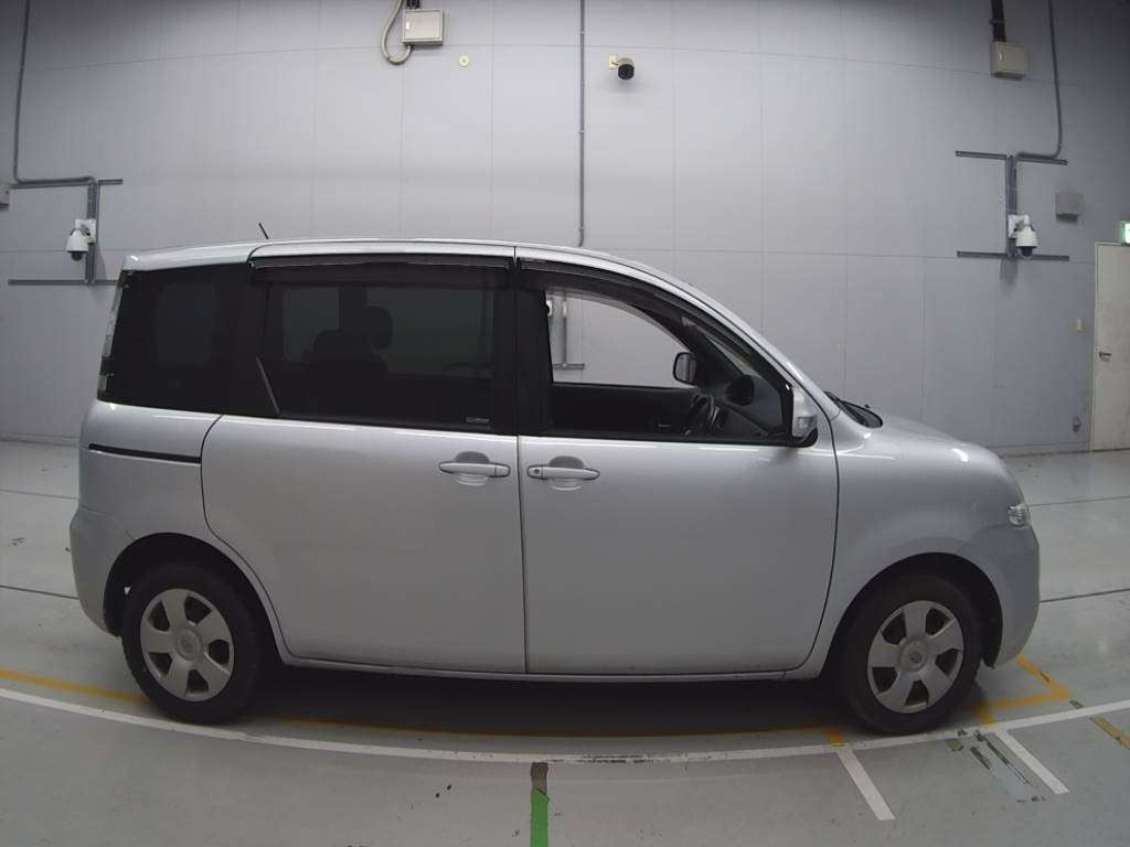 2012 Toyota Sienta NCP81G[2]