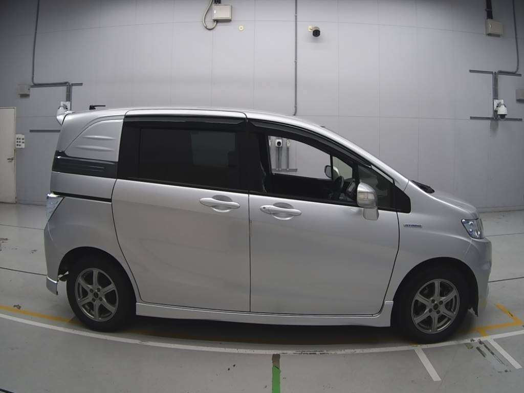 2012 Honda Freed spike hybrid GP3[2]