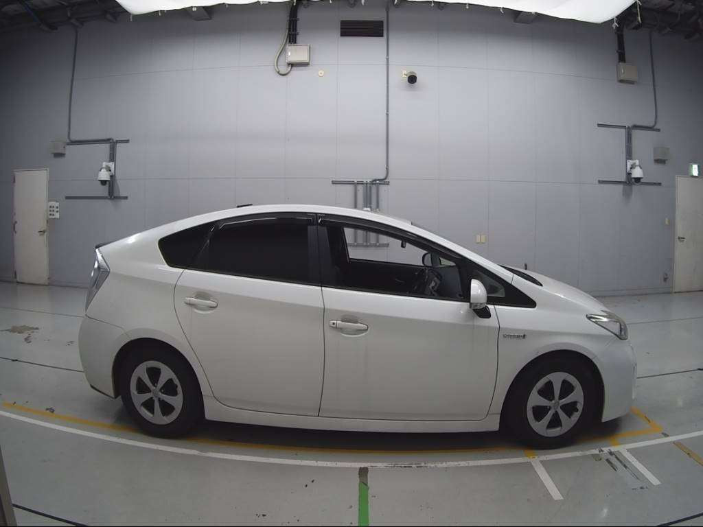 2015 Toyota Prius ZVW30[2]