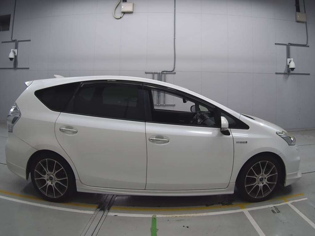 2014 Toyota Prius alpha ZVW40W[2]