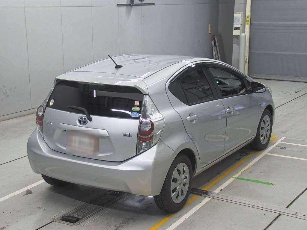 2013 Toyota Aqua NHP10[1]