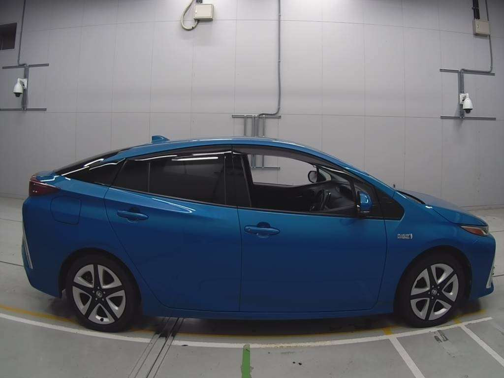 2017 Toyota Prius PHV ZVW52[2]