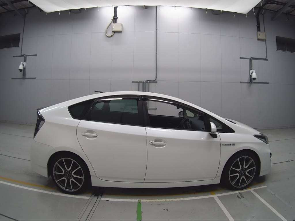 2013 Toyota Prius ZVW30[2]