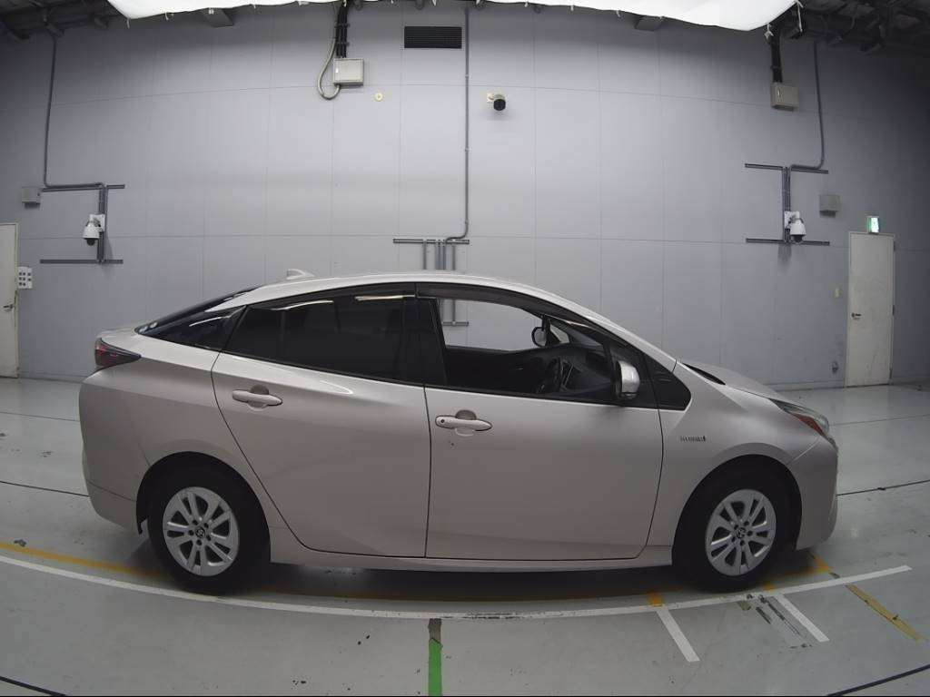 2017 Toyota Prius ZVW50[2]