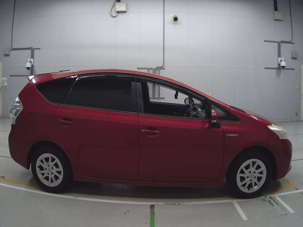 2013 Toyota Prius alpha ZVW41W[2]