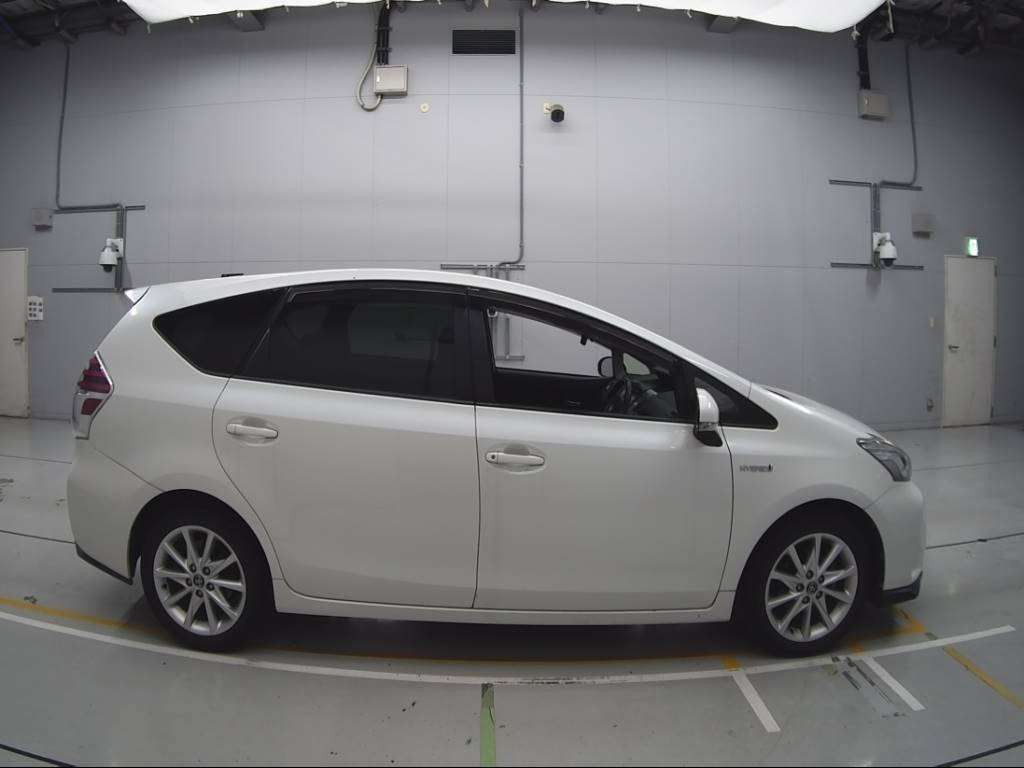 2015 Toyota Prius alpha ZVW41W[2]