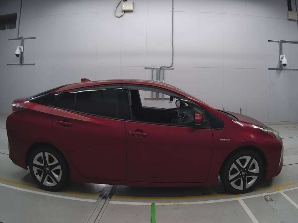 2016 Toyota Prius ZVW50[2]